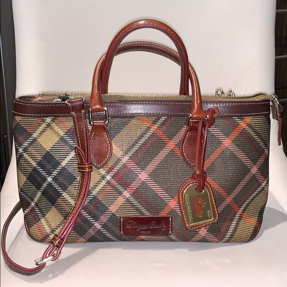 Classic Dooney & Bourke Hand Bag 👜
